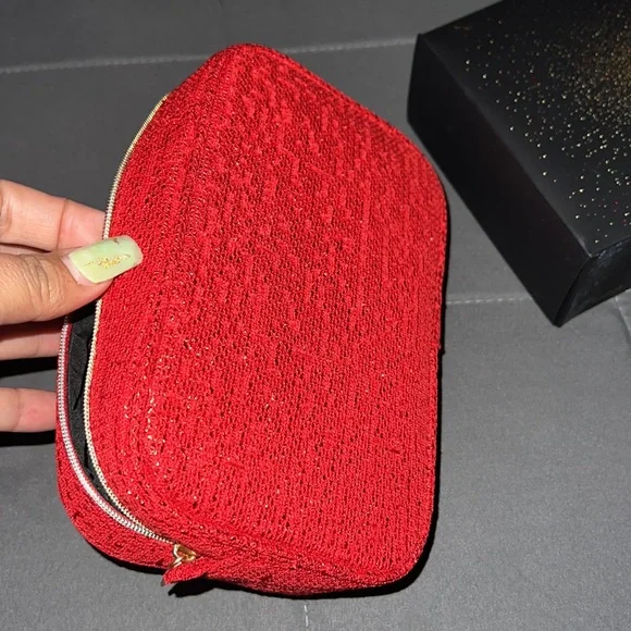 it is an authentic chanel cosmetic it has no products it is just the bag - Picture 5 of 5